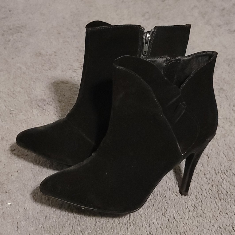 Qupid Suede Bootie; Size 8 - Picture 4 of 4